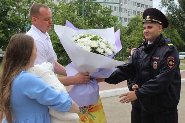 В Тольятти полицейские домчали в больницу женщину, которая едва не родила в машине