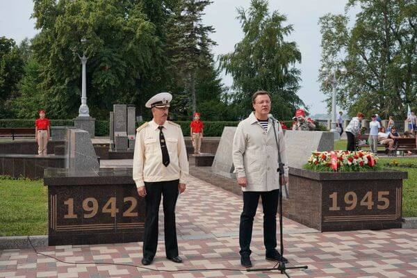В День ВМФ Дмитрий Азаров почтил память защит­ников Отечества вместе с земляками