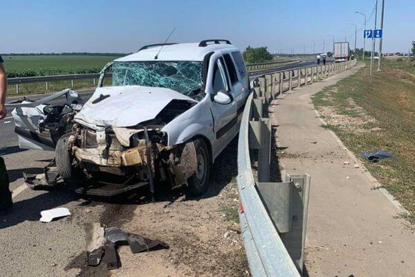 Два человека пострадали в столк­но­вении «Ларгуса» с грузо­виком в Самарской области