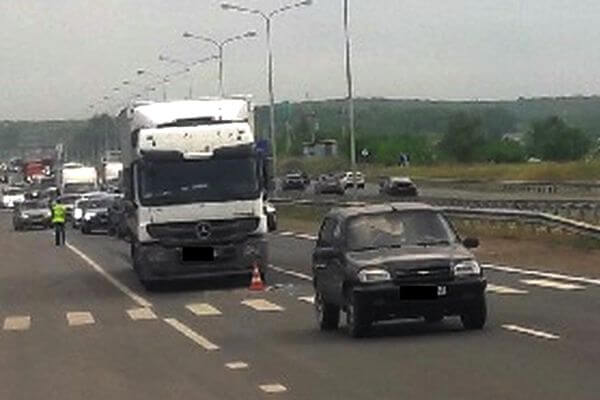 Грузовик врезался в стоявшую «Шеви Ниву» на трассе в Самарской области
