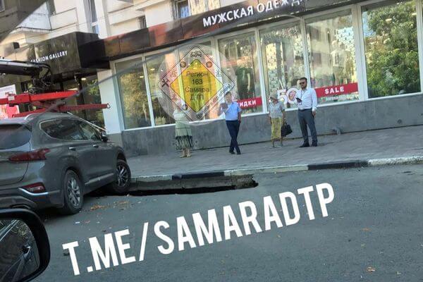В Самаре на улице Молодогвардейской прова­лился асфальт