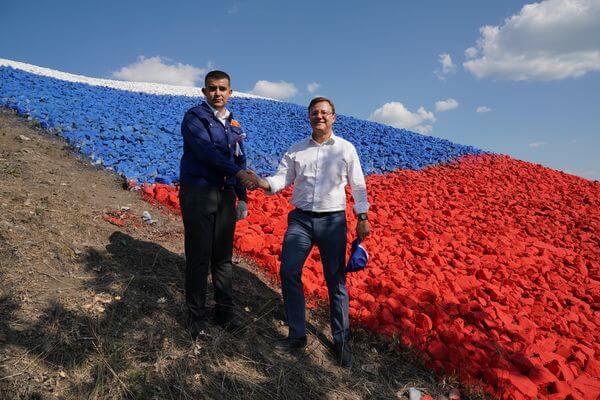 В Самарской области сделали из камня 63-метровый Флаг РФ