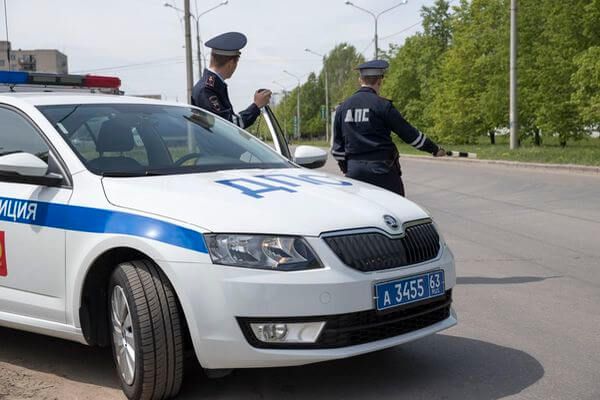 В Тольятти задержали водителя «Порше» с правами, распе­ча­танными на принтере