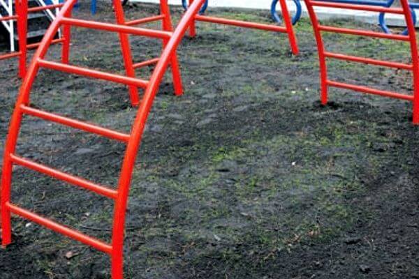 В Самаре демон­ти­ровали детские площадки на улице Агибалова