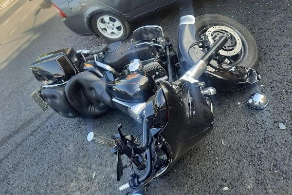 В Самаре столк­нулись 2 легко­вушки и «Harley-Davidson»