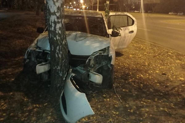 В Тольятти «Рено» врезался в дерево, в больницу попали два пассажира