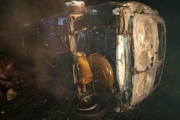На трассе в Самарской области опроки­нулся и сгорел «Ларгус»