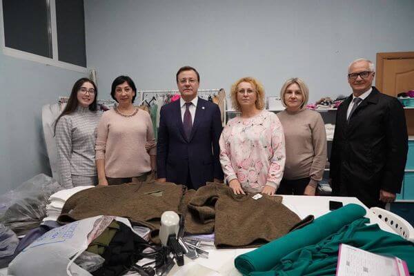 Дмитрий Азаров встре­тился в Тольятти с волон­терами движения «Шьем для наших»