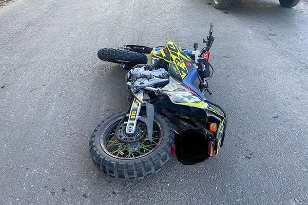 В Самарской области пострадал мотоциклист, который врезался в «Приору», уходя от столк­но­вения с «Шеви Нивой»