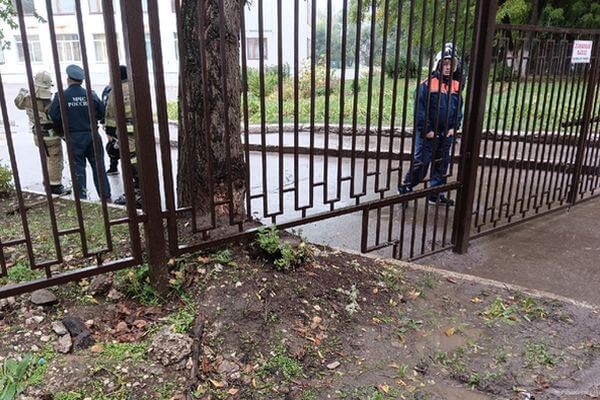 Бдительные жители Самарской области заметили у одной из школ человека с предметом, похожим на оружие