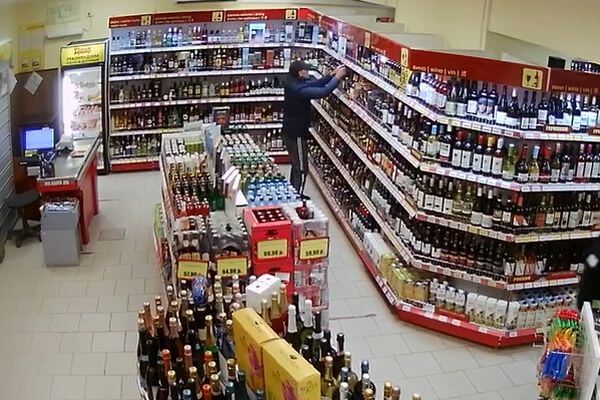 Житель Самарской области украл спиртное в магазине и успел его выпить до задержания