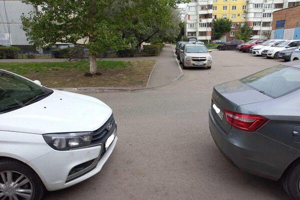 В Тольятти пенсионер на «Весте» прижал пешехода к другой легковушке
