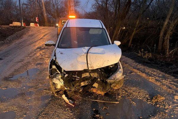 В Самарской области пьяный водитель на иномарке влетел в дерево, пострадали 5 человек