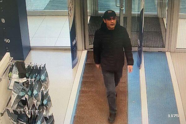 В Тольятти разыс­ки­вается человек в черном, укравший куртку в магазине