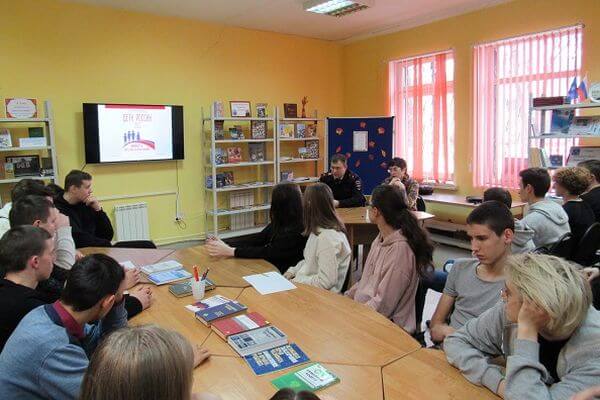 Полицейские Самарской области обсудили со школь­никами и их родителями проблемы, связанные с наркотиками