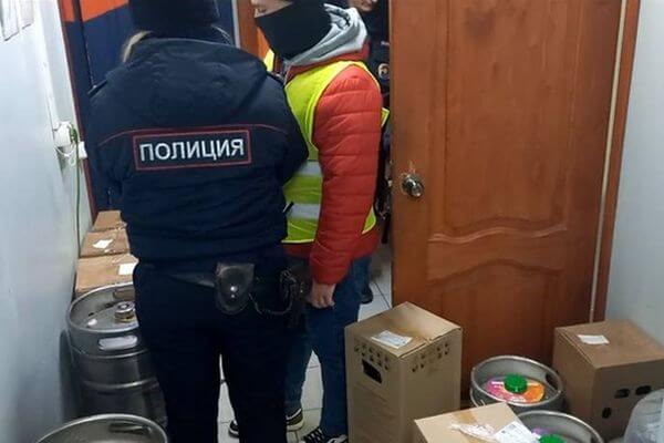 В Самаре за день полиция изъяла 250 литров алкоголя, которым торговали незаконно в баре и в магазине