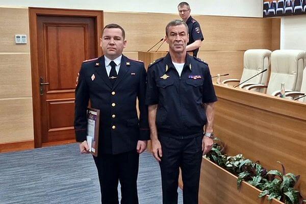В Самарской области наградили инспек­торов ГИБДД, задер­жавших нарко­ди­леров с 2 кг «синтетики»