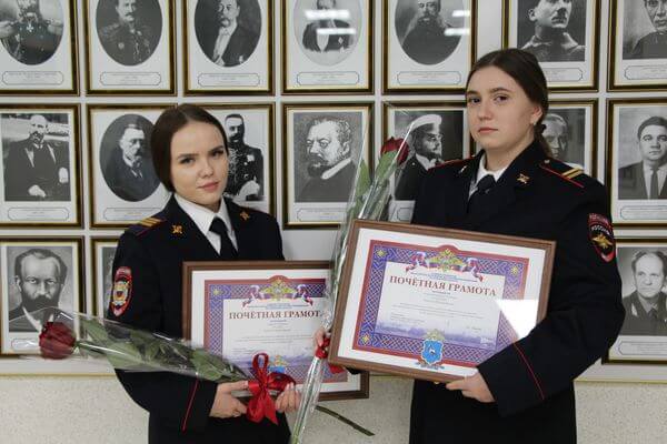 В Самаре наградили двух девушек-полицейских, которые выследили вора, пока были в отпуске