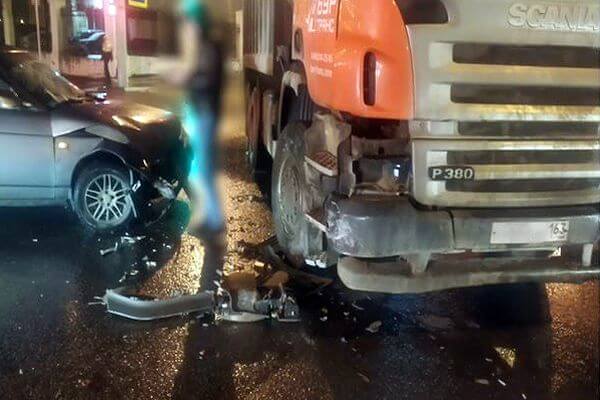 Две девочки пострадали в столк­но­вении грузовика с пикапом в Самаре