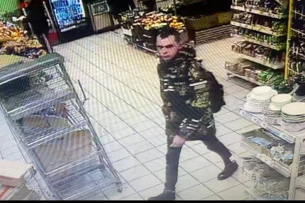 Полицейские Самарской области ищут мужчину, который распла­тился в магазине чужой картой