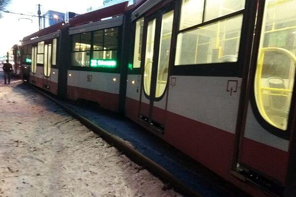 В Самаре на улице Ново-Садовой трамвай № 22 сошел с рельсов
