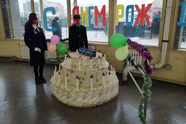В Самаре на одной из станций метро к Новому году установили огромный торт со свечами
