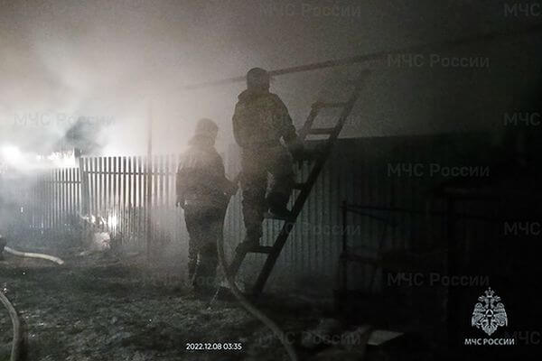В Самарской области 59 человек ночью 5 часов тушили горящий дом