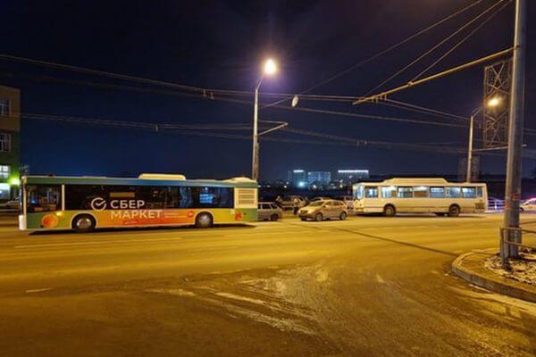 Полиция рассказала подроб­ности аварии с двумя автобусами и двумя легко­вушками у рынка «Караван» в Самаре