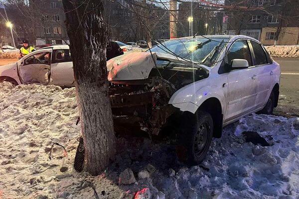 В Самарской области «Рено» отправил «Форд» в дерево, пострадали два человека