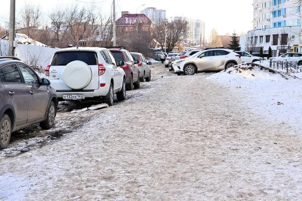 В Самаре предложили установить знаки запре­щающей парковки во дворах на время уборки их от снега