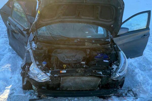 В Самарской области 5 женщин опроки­нулись в легко­вушке, которая ударилась о грузовик