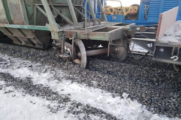 В Самарской области 4 пустых вагона грузового поезда сошли с рельсов