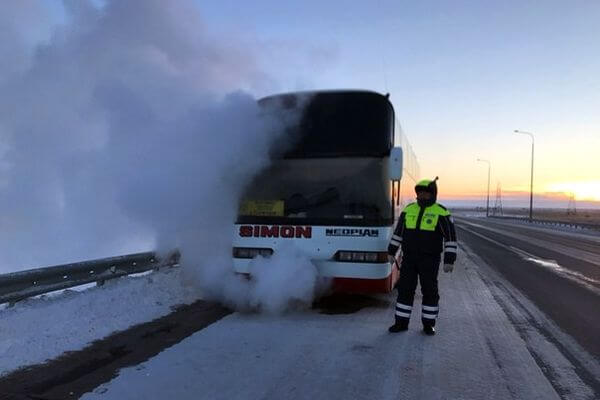 Автобус с 38 пасса­жирами, идущий из Казахстана в Самару, встал на трассе, потому что у него замерзло топливо