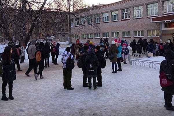 В Тольятти из нескольких школ эваку­и­ровали детей из-за писем об угрозе, полученных по электронной почте 