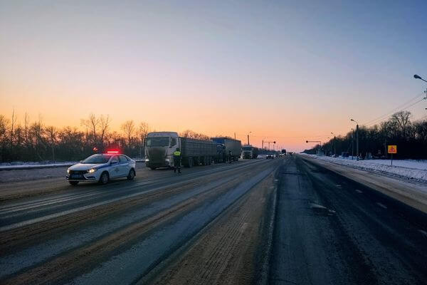 В Самарской области на трассе М5-Урал» полицейские помогли отбук­си­ровать большегруз, у которого замерзло топливо
