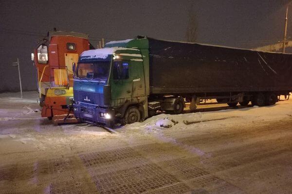 В Тольятти грузовик врезался в тепловоз