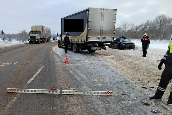 Один человек погиб и четверо пострадали в столк­но­вении легко­вушки с грузо­виком на трассе М‑5 в Самарской области