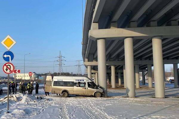 В Тольятти микро­ав­тобус врезался в опору моста, пострадали 5 человек