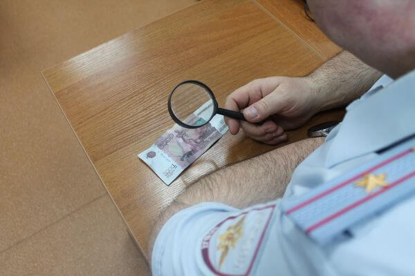 В супер­маркете Самарской области женщина распла­тилась купюрой банка приколов