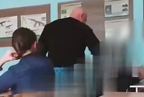 В Тольятти проку­ратура проверяет школу и учителя, который заставил учеников есть бумагу
