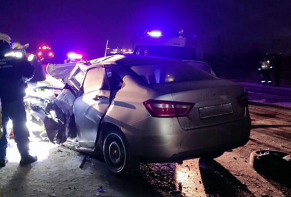 На трассе Р‑229 в Самарской области в ДТП с грузо­виком погиб водитель вазовской легковушки 