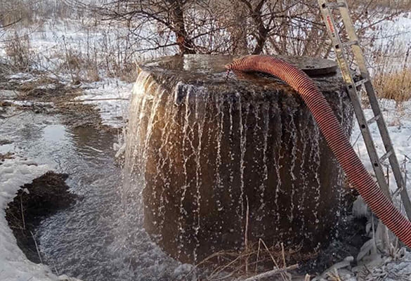 В Тольятти комму­нальщики неделю «добывали» щебень из засоренного канали­за­ци­онного коллектора