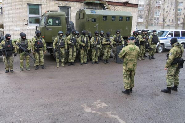 Силовики отбили атаку на мэрию Похвистнево и освободили залож­ников во время учений