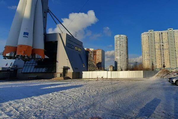 Жители Самары жалуются на то, что проход в месте строи­тельства плане­тария на улице Ново-Садовой покрыт льдом