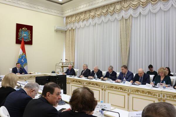 Дмитрий Азаров и члены Общественной палаты Самарской области обсудили поддержку военно­слу­жащих, развитие неком­мер­че­ского сектора и патри­о­ти­ческие проекты