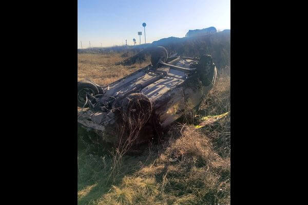 В Самарской области водитель сбил дорожный знак и опрокинулся в кювете