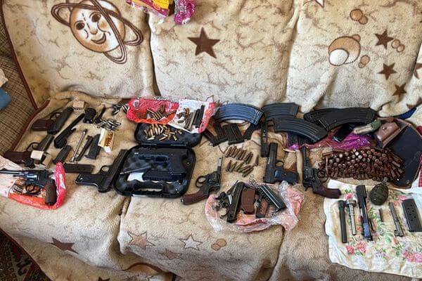 У жителя Тольятти нашли несколько писто­летов и сотни патронов