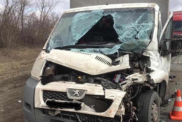 На трассе М‑5 в Самарской области Peugeot Boxer врезался в грузовик, пострадали 2 человека