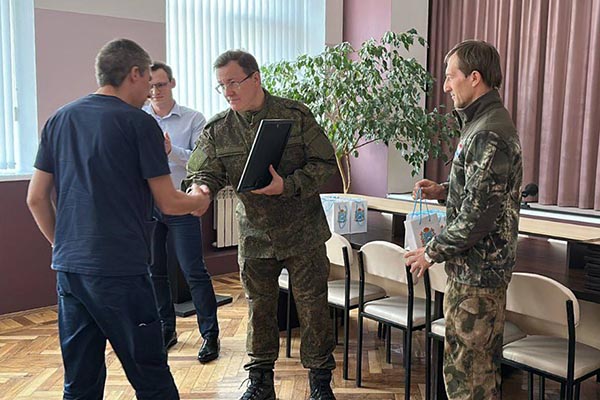 За помощь самарским военно­слу­жащим Дмитрий Азаров побла­го­дарил коллектив больниц Макеевки