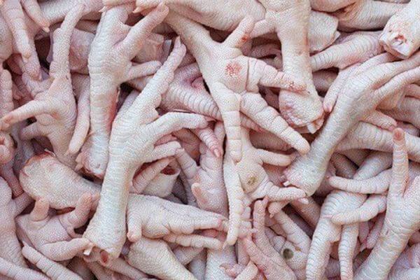 Из Казахстана в Россию пытались провезти 42 тонны нелегальных куриных лапок